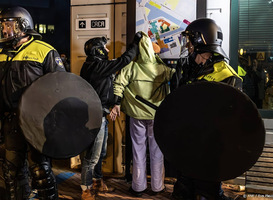 Vier UvA-betogers zitten volgens de politie nog wel even vast